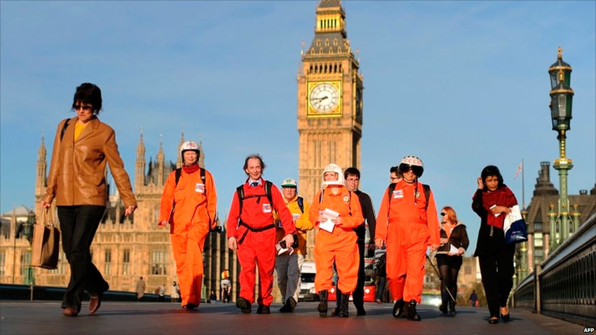 эксперты в области космонавтики идут по Лондону
