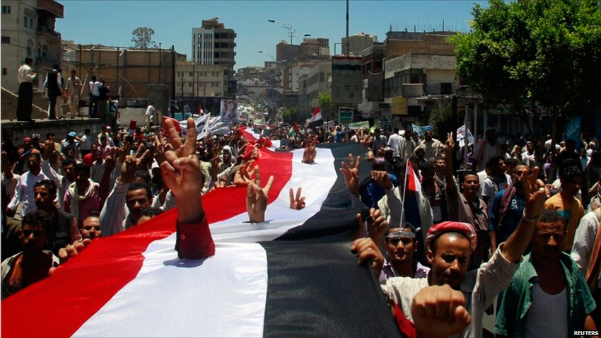 протестующие на улицах Йемена