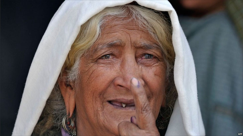 женщина голосует