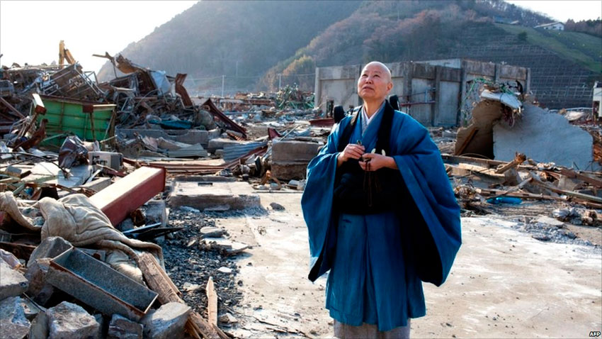 монахиня осматривает разрушения