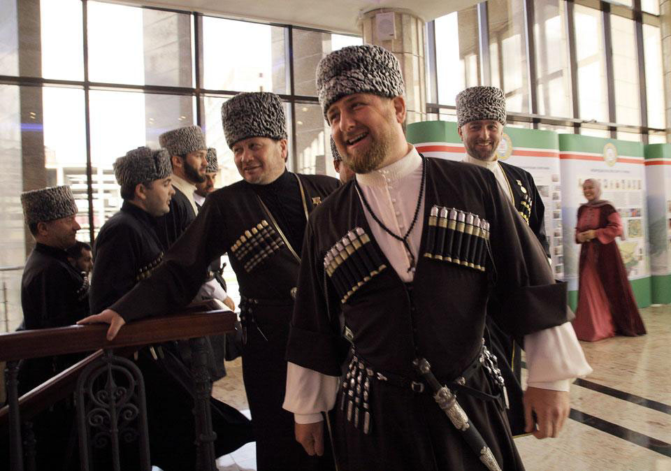 Президент Чечни Рамзан Кадыров (в центре), премьер Одес Байсултанов (справа) и член парламента Адам Делимханов (слева) в национальных костюмах.