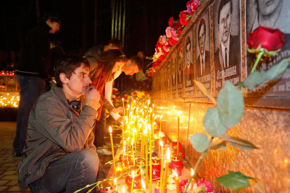 Жители Украины зажигают свечи, чтобы почтить память погибших в Чернобыльской катастрофе.