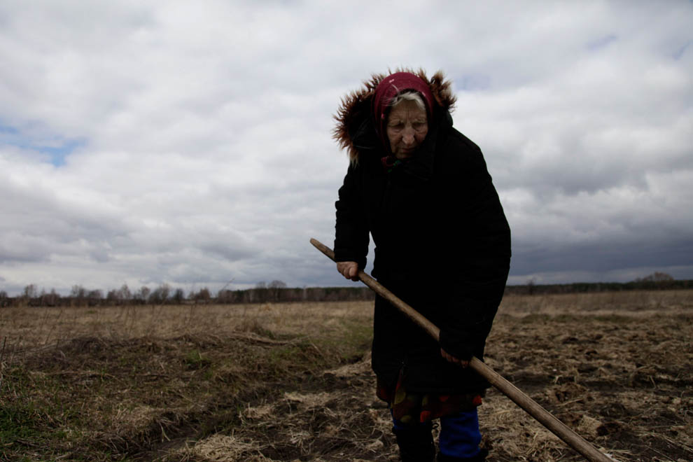 Лидия Масановиц сажает лук и редиску на поле