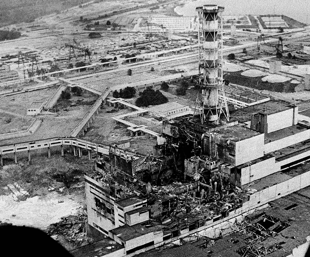 Чернобыльская АЭС через два-три дня после взрыва