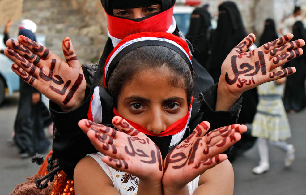 Йеменские девочки показывают свои руки во время демонстрации