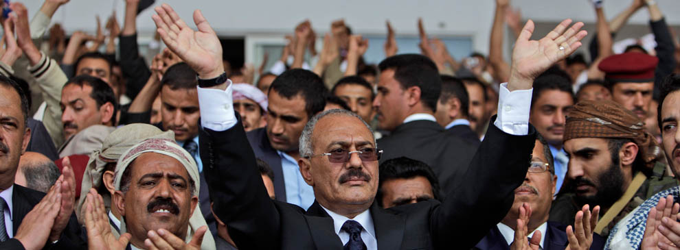 Президент Йемена Али Абдалла Салех приветствует его сторонников
