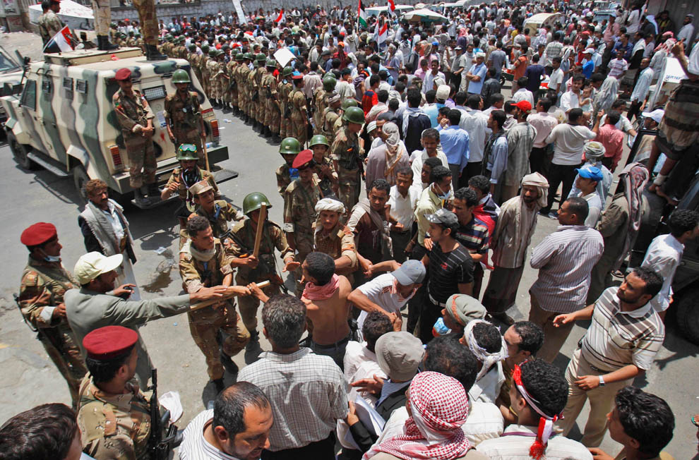 Солдаты йеменской армии преграждают путь протестующим