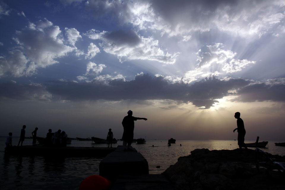 Дети купаются в Персидском заливе