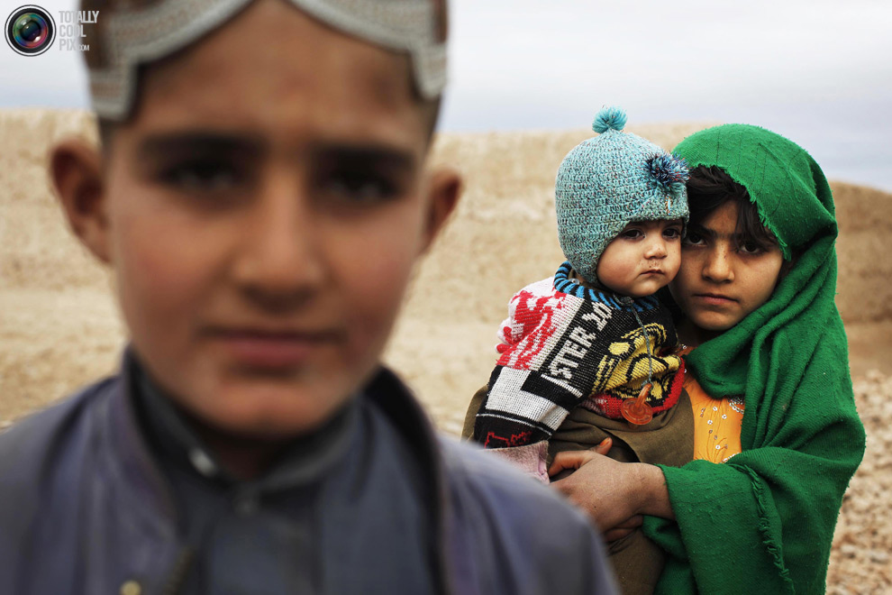 Афганские дети наблюдают за американскими морскими пехотинцами