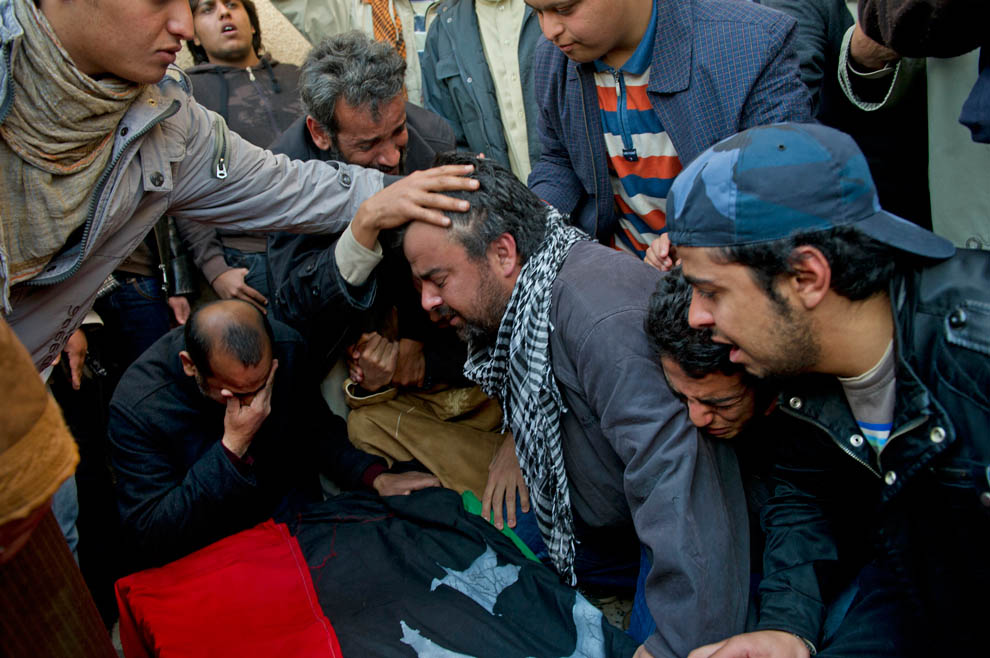 Родственники убитого Emad al Giryani плачут над его телом