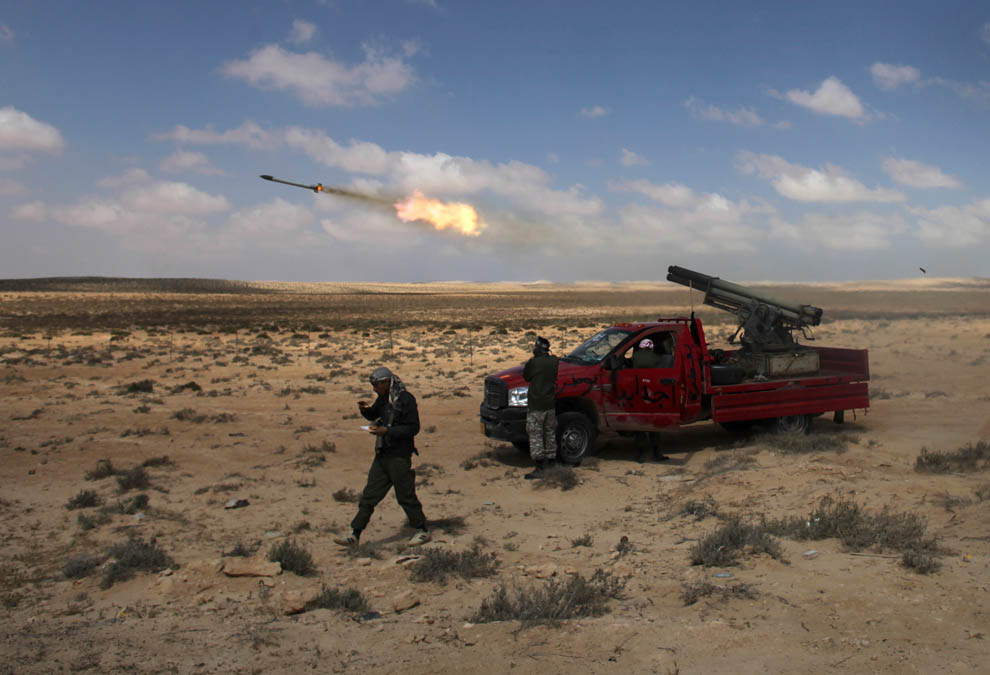 Ливийские боевики стреляют ракетами