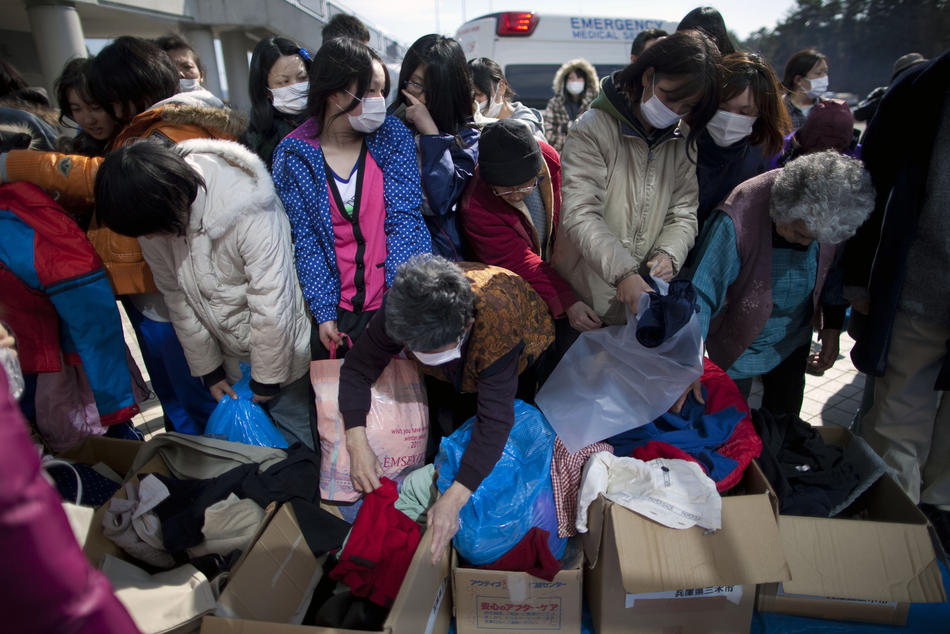 Помощь жертвам цунами в Японии