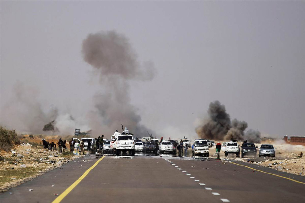 Артиллерийские снаряды взрываются в Ливии