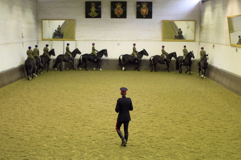 Члены Конного полка британской армии тренируют своих лошадей