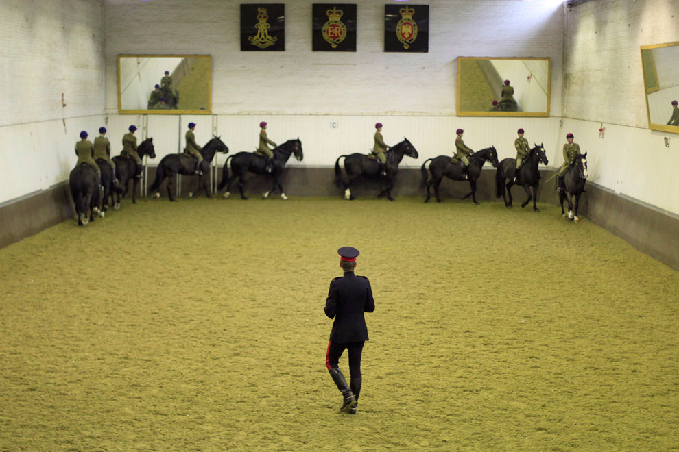 Члены Конного полка британской армии тренируют своих лошадей