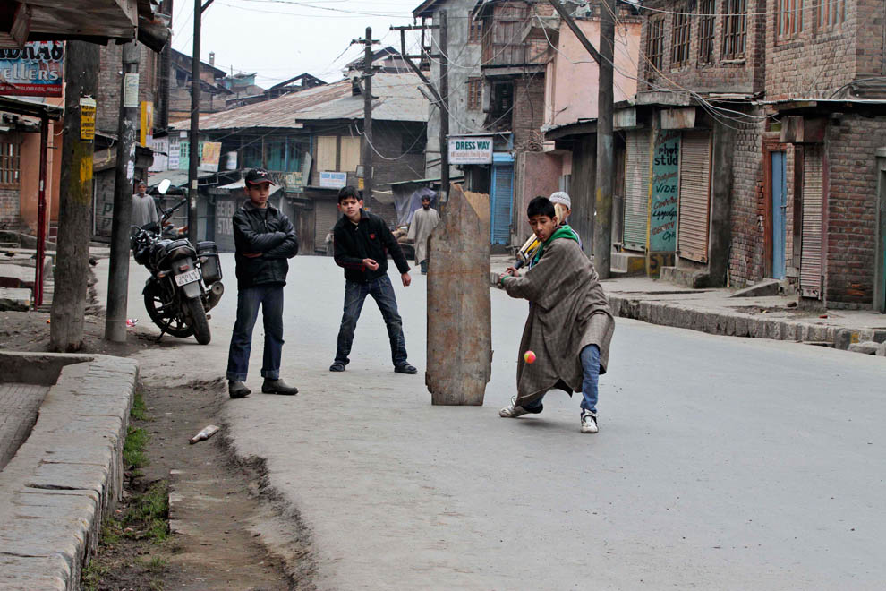 Кашмирские мальчики играют в крикет