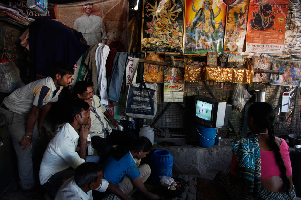 Жители индийской деревни смотрят матч по телевидению