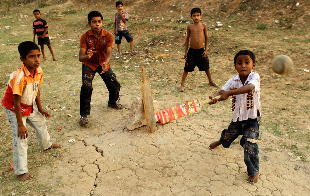 Мальчики играют в крикет в Дакке