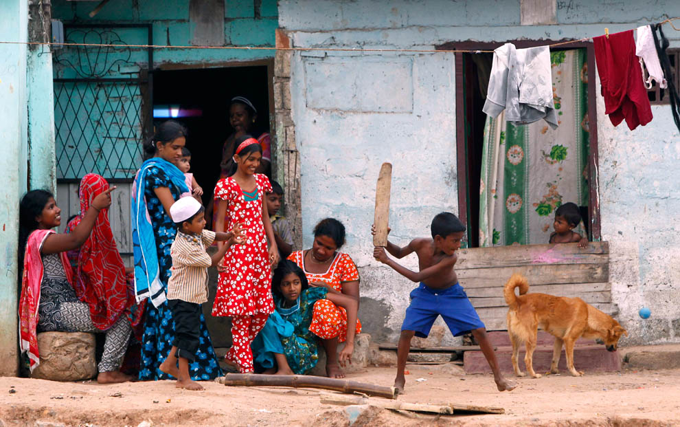 Мальчик играет в крикет