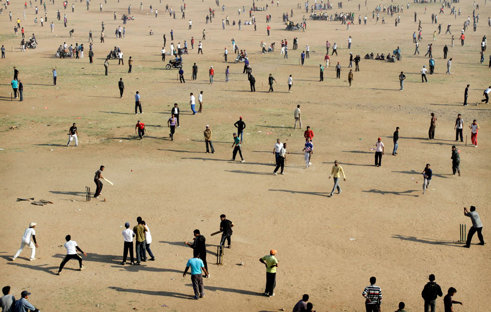 Жители Индии играют в крикет