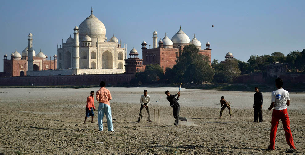 Мальчики играют в крикет вблизи Тадж-Махала