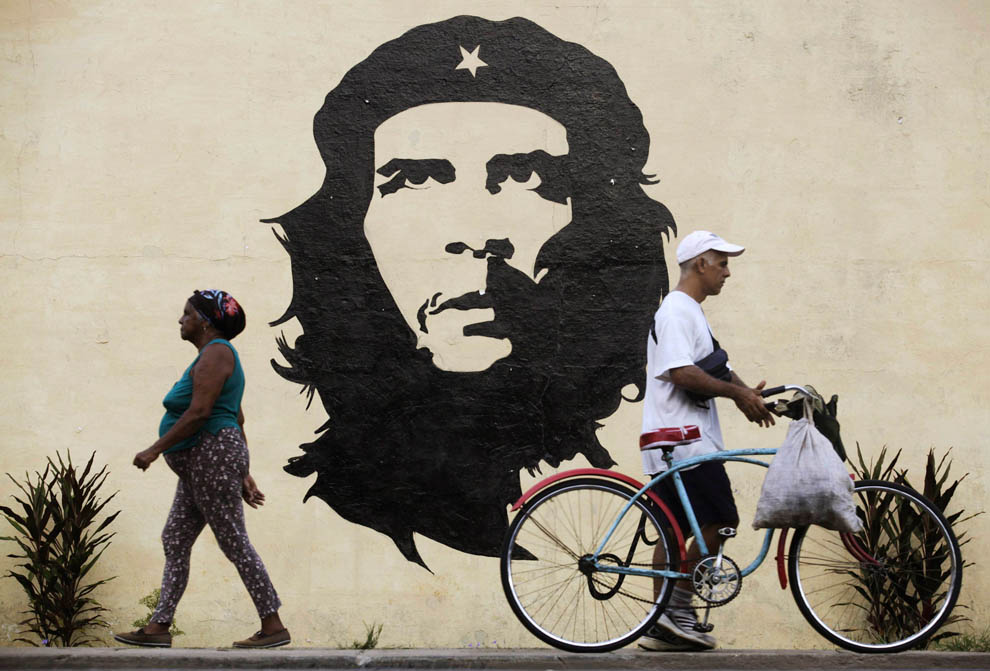 Люди проходят мимо изображения вождя революции Че Гевары