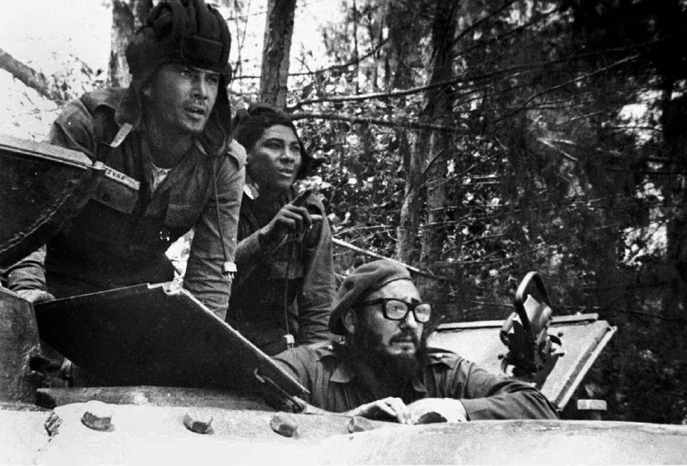Фидель Кастро(внизу справа) сидит в танке