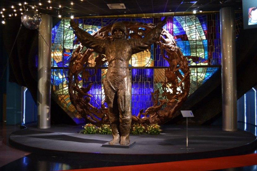 Скульптура Гагарина в музее космонавтики на ВДНХ