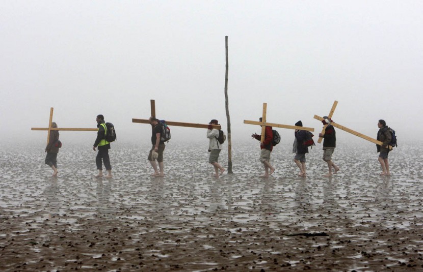 Паломники ходят с крестами
