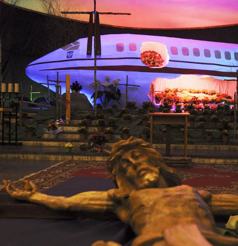 Модель самолёта с фигурой распятого Христа 