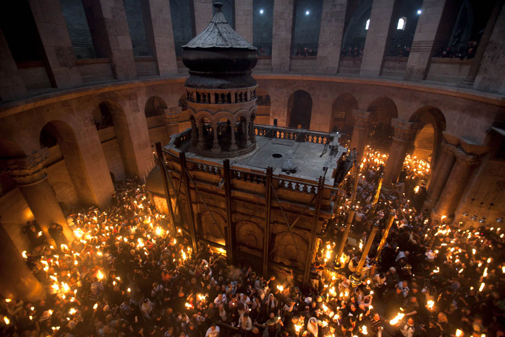 Христианские паломники зажигают свечи