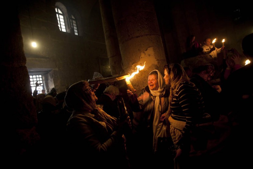 Христианские паломники зажигают свечи и освещают территорию