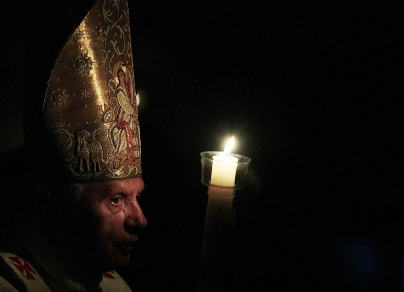 Папа Бенедикт XVI держит свечу 