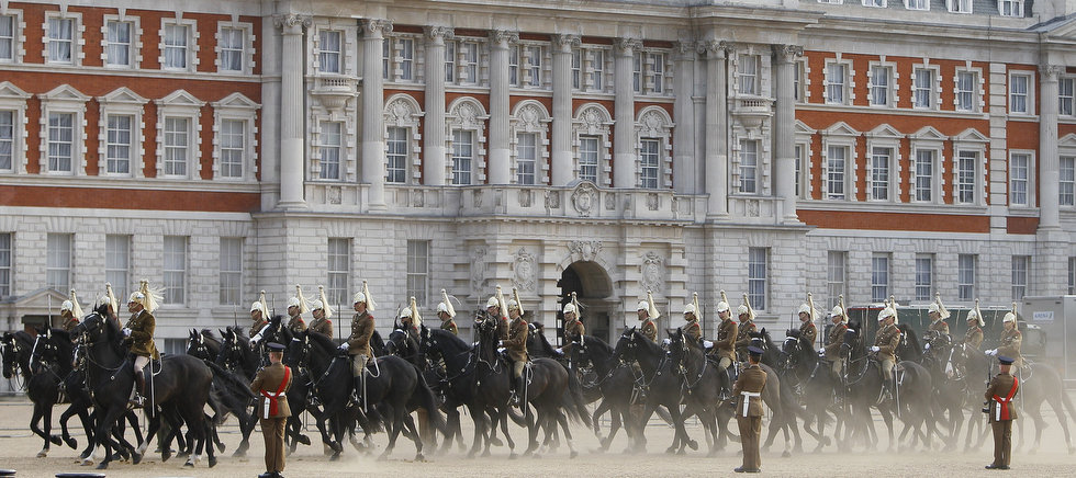 Солдаты полка дворцовой кавалерии проезжают