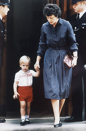 Королевская няня Барбара Барнс держит принца Уильяма за руку