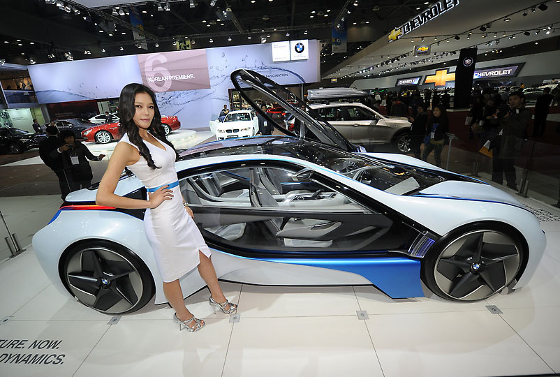 Южнокорейская модель позирует рядом с BMW