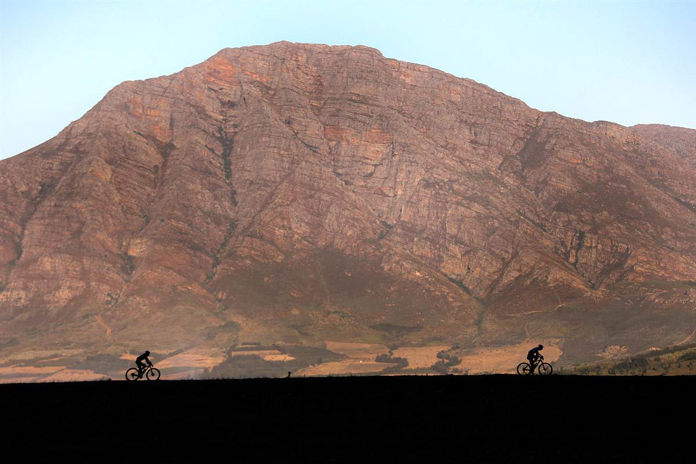 Велосипедисты на фоне горы