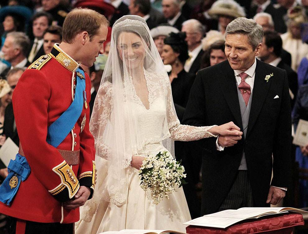 Принц Уильям приветствует Кейт Миддлтон и её отца