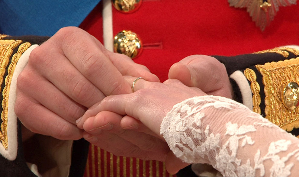 Принц Уильям надевает кольцо на палец своей невесте