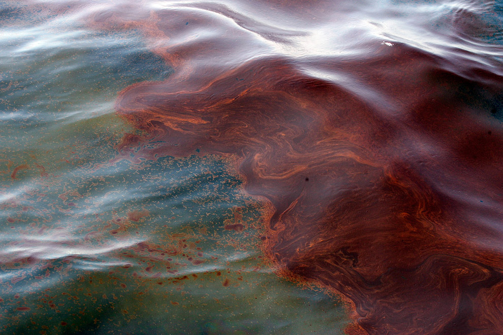 Нефть на поверхности воды