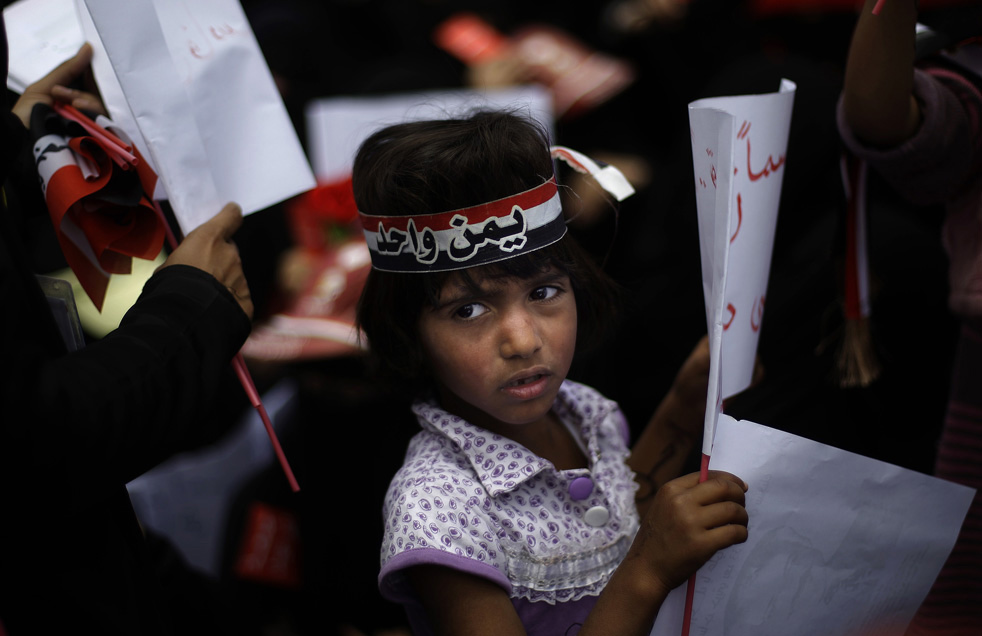 Девочка участвует в демонстрации.