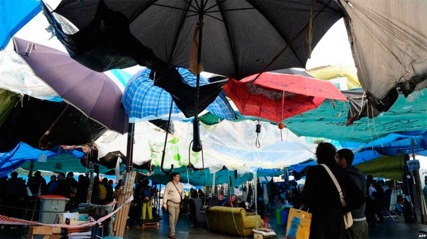 Демонстранты под зонтиками