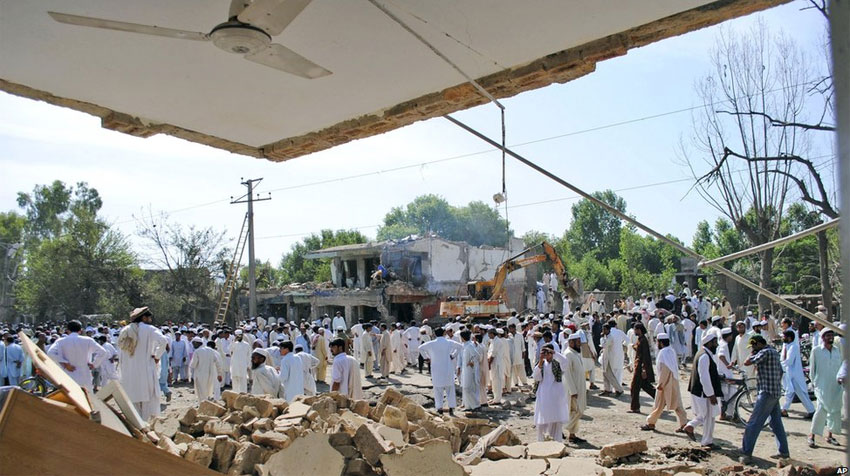 Пакистанцы на развалинах здания