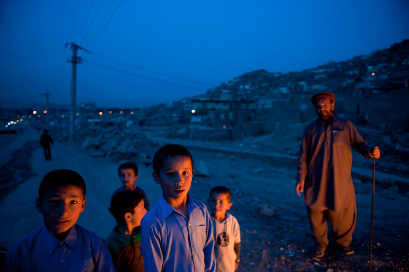 Взрослый афганец и дети