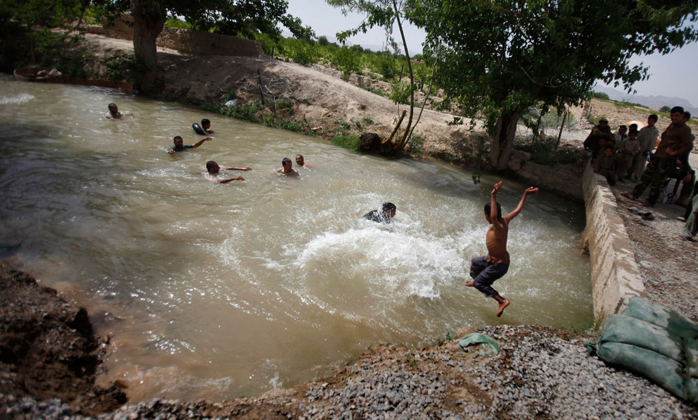 Афганские солдаты и местные мальчики плавают в канале
