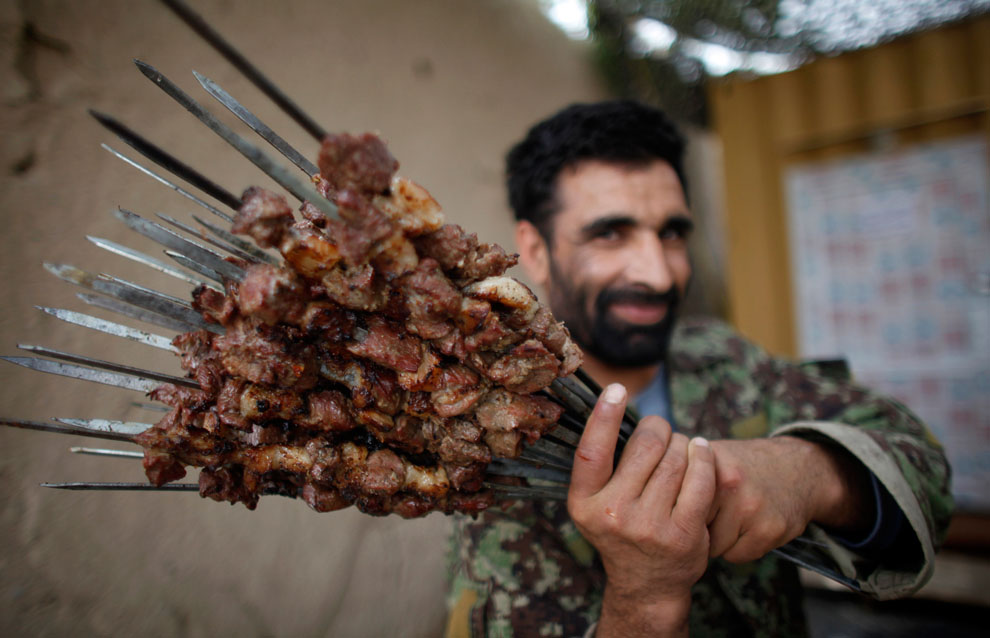 Афганский солдат готовит обед