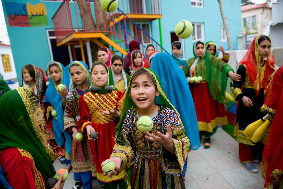 Афганская девочка жонглирует