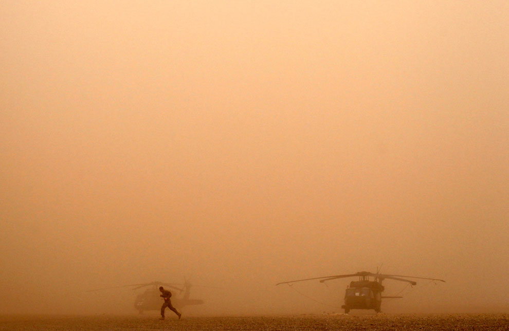 Солдат из армии США укрывается от песчаной бури