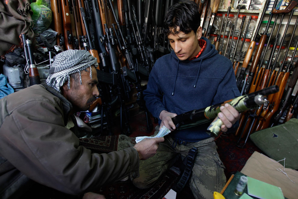 Саид Сарвар (слева) покупает оружие