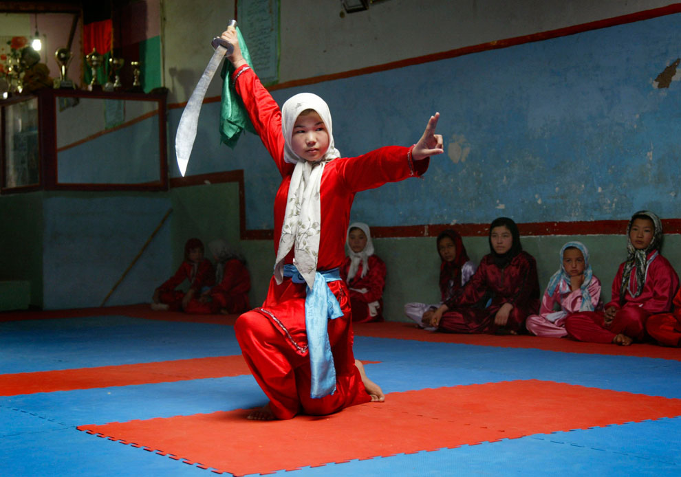 Афганская девочка практикуется в боевых искусствах